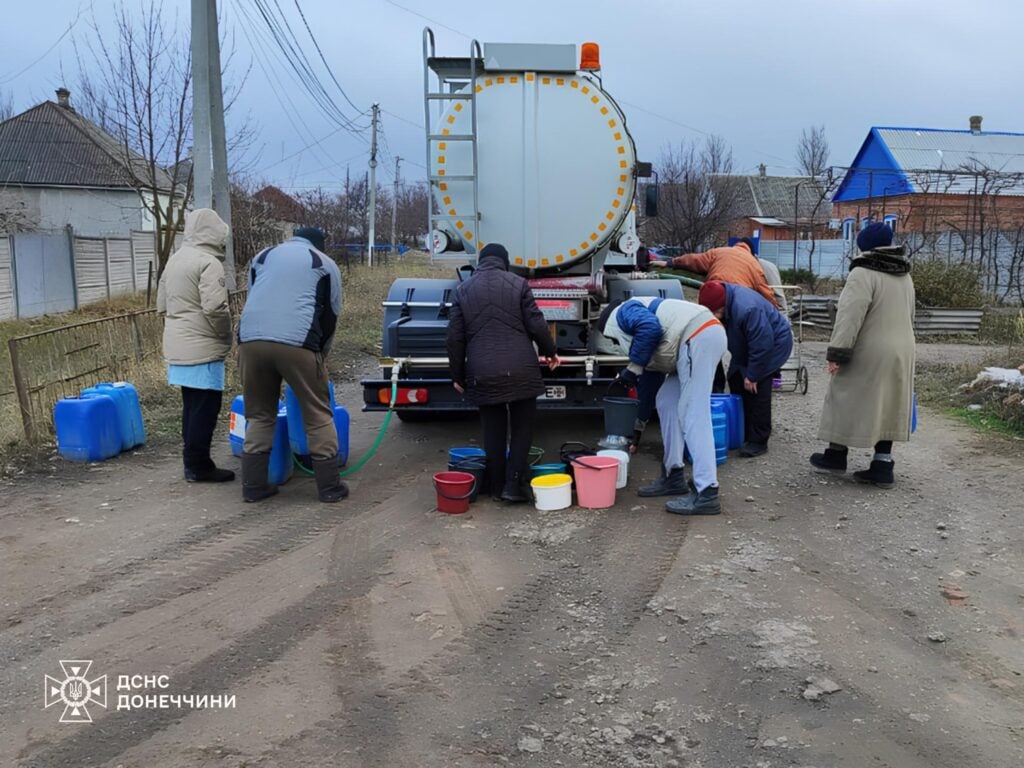 256 тис. літрів води доставили рятувальники жителям прифронтових населених пунктів Донеччини з початку року