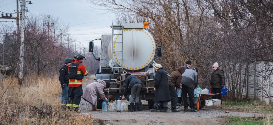 256 тис. літрів води доставили рятувальники жителям прифронтових населених пунктів Донеччини з початку року (фото)