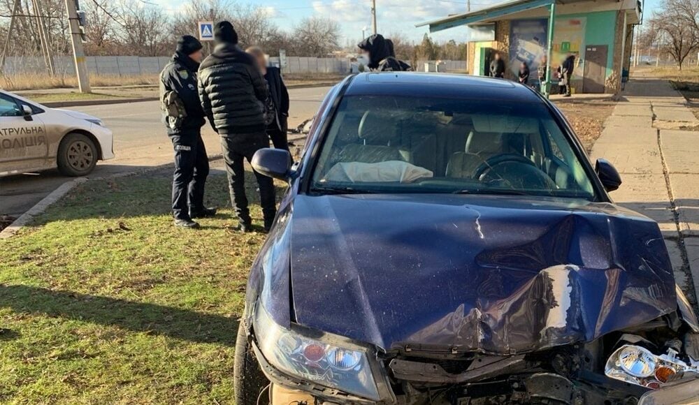 В Краматорске водитель влетел в остановку общественного транспорта (фото)