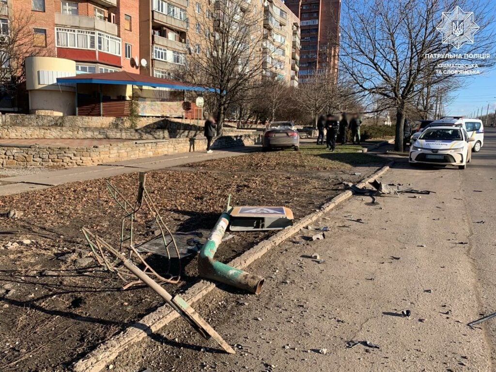 У Краматорську "влетів" у зупинку громадського транспорту (фото)