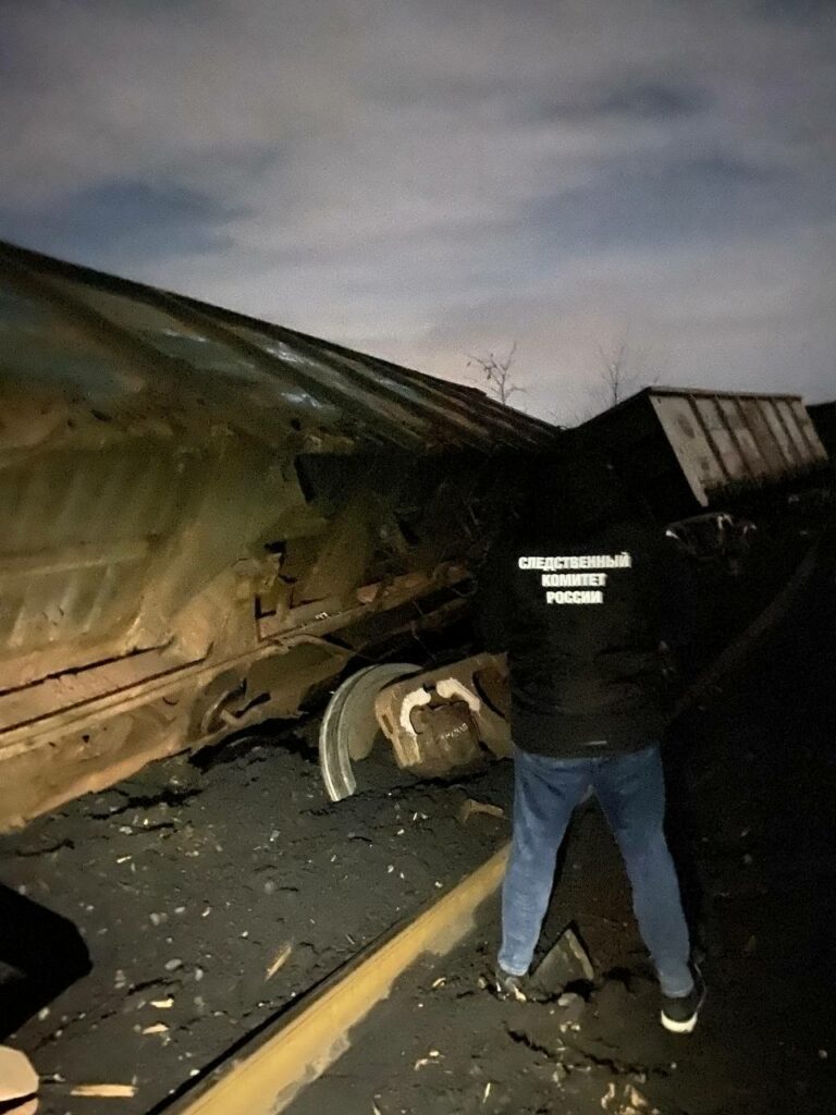 На окупованій Луганщині зійшли з рейок 7 вагонів вантажного поїзда (фото)