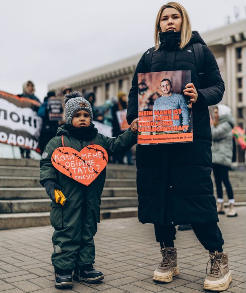 Захисник Маріуполя зустрівся з родиною після полону