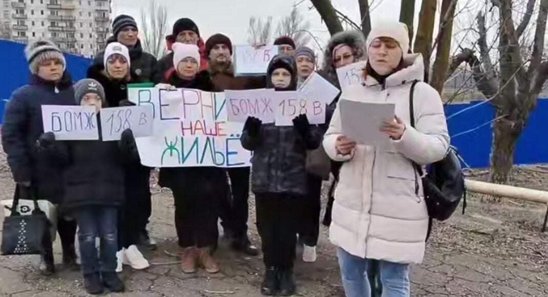 "Мы бомжи": мариупольцы в отчаянии и без жилья записывают видеообращение с жалобами