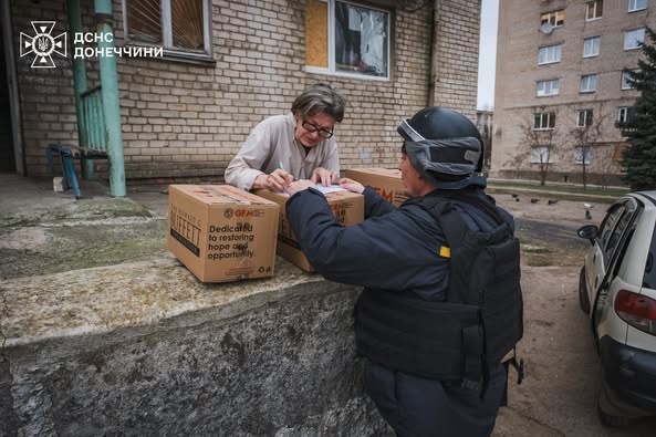 Мешканцям Миколаївки на Донеччині рятувальники привезли гуманітарну допомогу