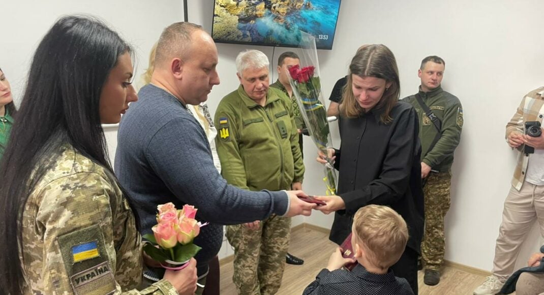 Орден "За мужество" III степени передали жене и сыну павшего Луганского пограничника Евгения Лепетюка (фото)