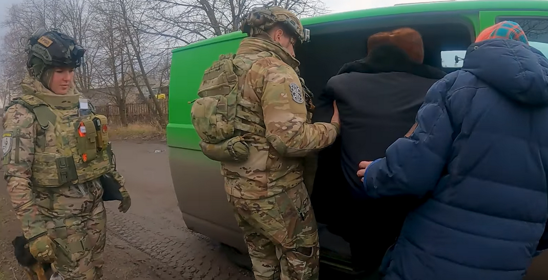 Под вражескими ударами полицейские продолжают вывозить людей из Лиманской громады (видео)