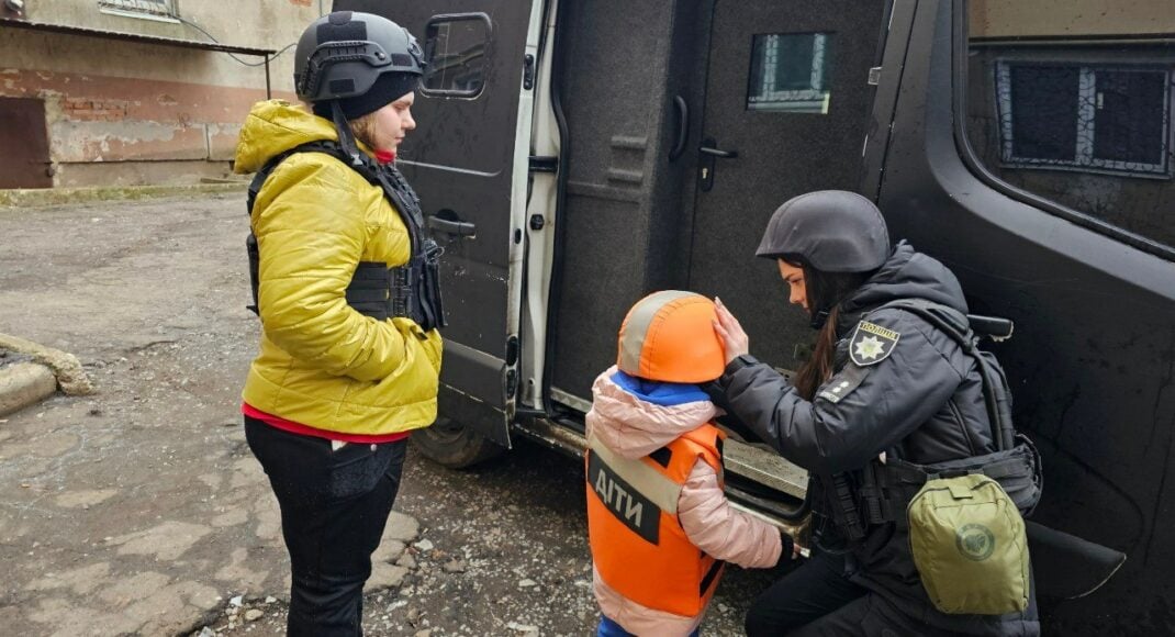 Поліцейські евакуювали з Костянтинівки сім'ю з двома донечками (відео)