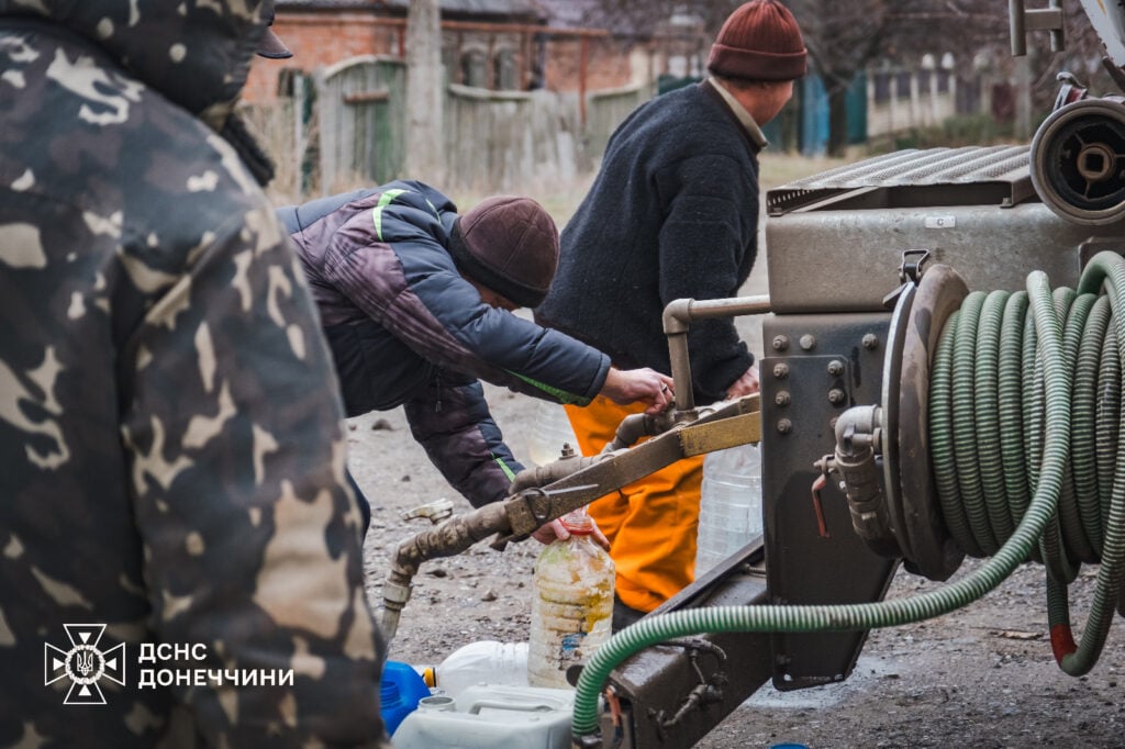 Спасатели Донецкой области доставили питьевую воду жителям Константиновки