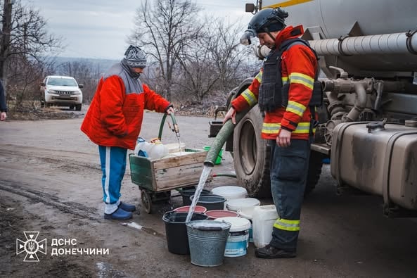 Спасатели Донецкой области доставили питьевую воду жителям Константиновки