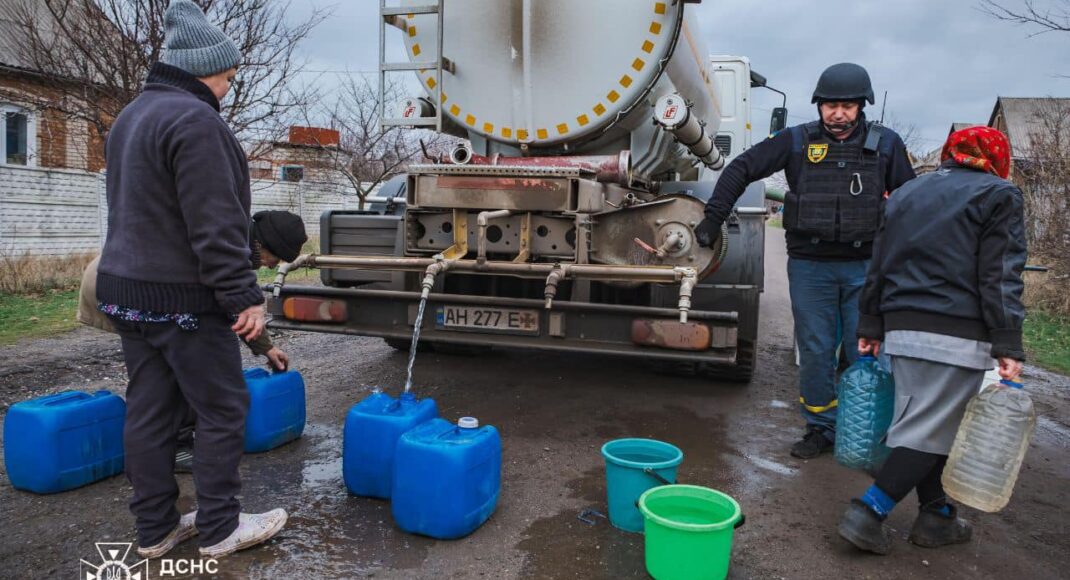Рятувальники підвезли 16 тонн води мешканцям прифронтового населеного пункту на Донеччині