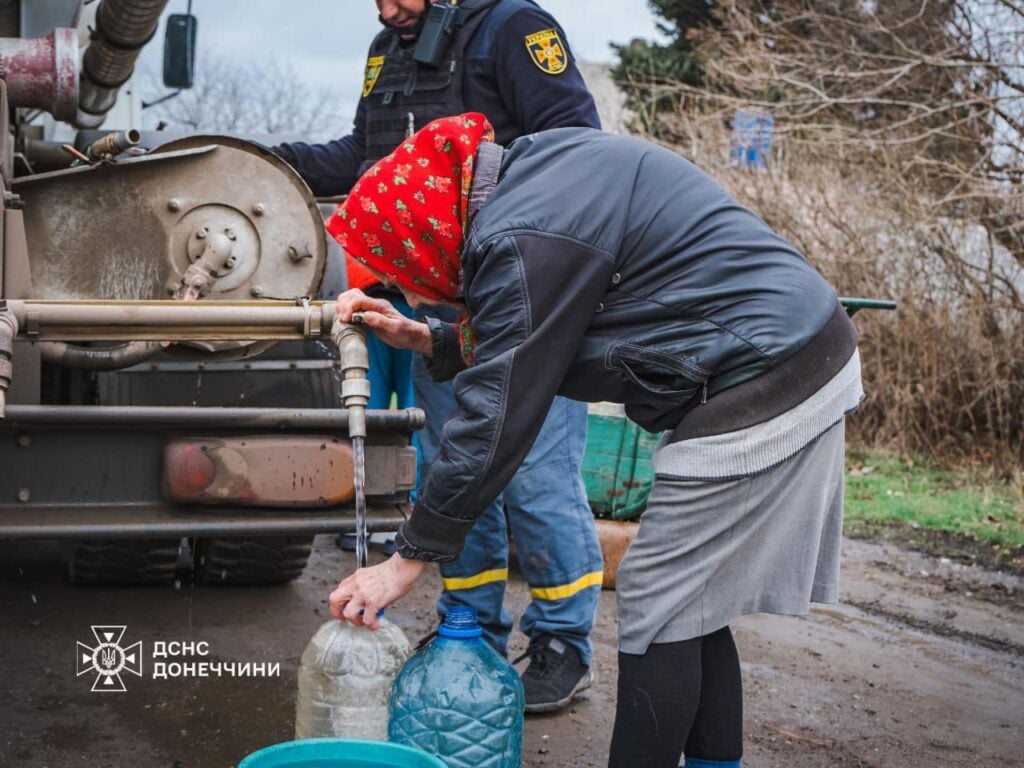Рятувальники підвезли 16 тонн води мешканцям прифронтового населеного пункту на Донеччині