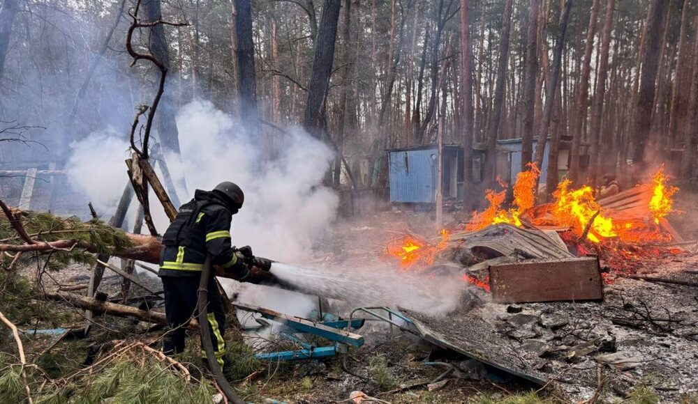 У Щуровому рятувальники ліквідували наслідки ворожого обстрілу (фото)