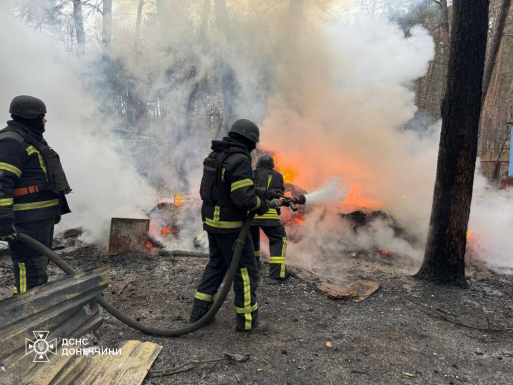 У Щуровому рятувальники ліквідували наслідки ворожого обстрілу (фото)