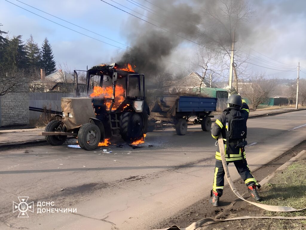 У Краматорську надзвичайники ліквідували пожежу трактора