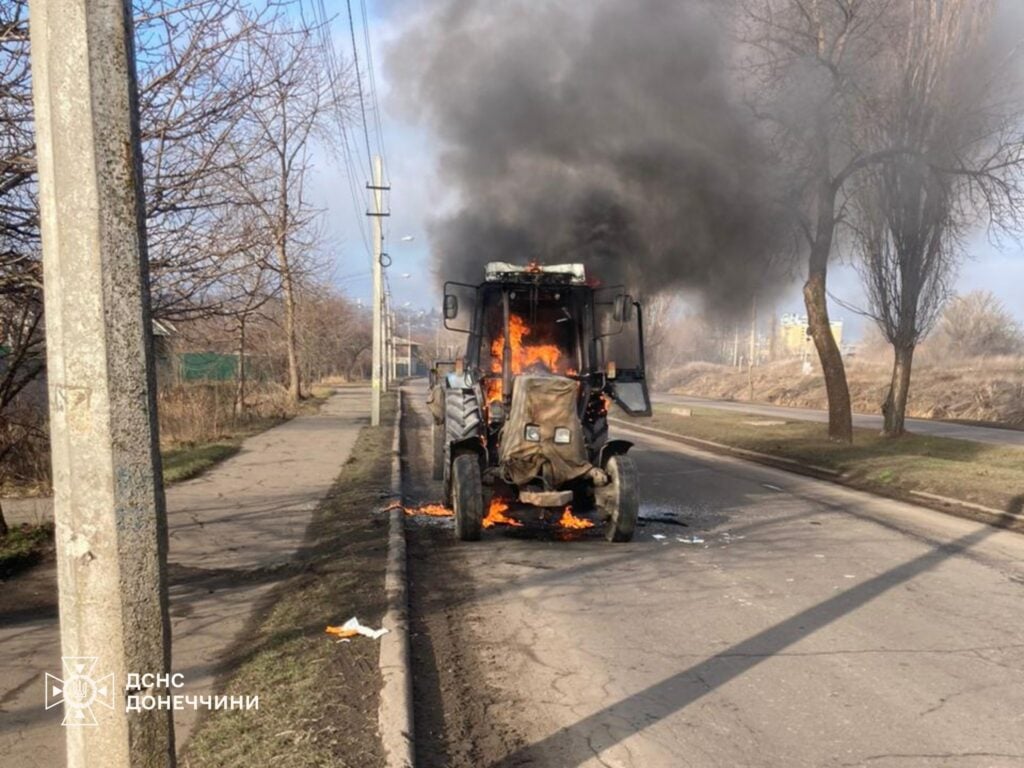 У Краматорську надзвичайники ліквідували пожежу трактора