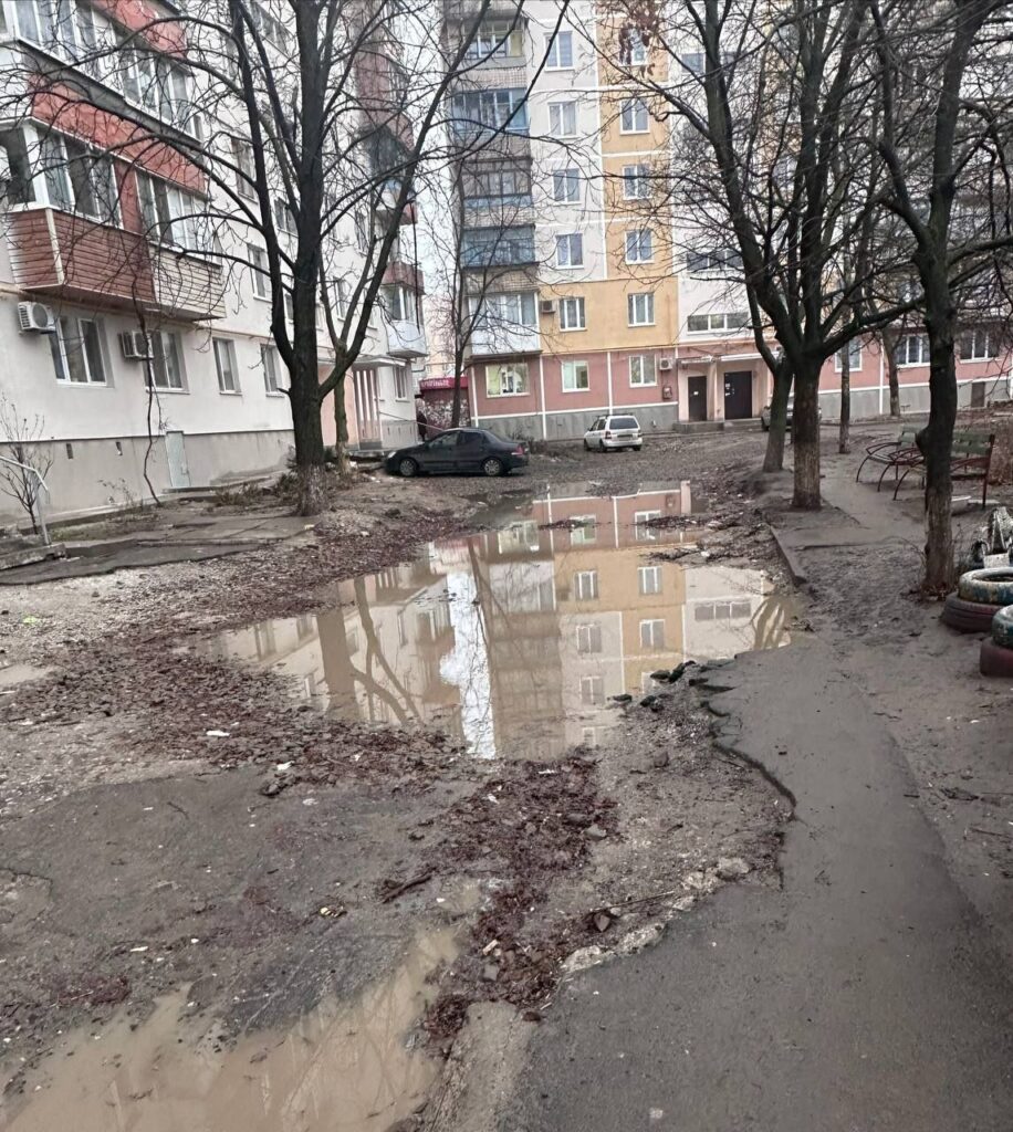 У Маріуполі місцеві потерпають від бруду на вулицях та у дворах