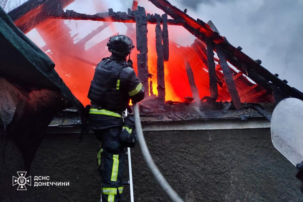 У Покровському районі минулої доби рятувальники ліквідували 2 пожежі