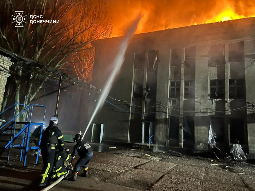 У Покровському районі рятувальники ліквідували пожежу, яка виникла внаслідок обстрілу