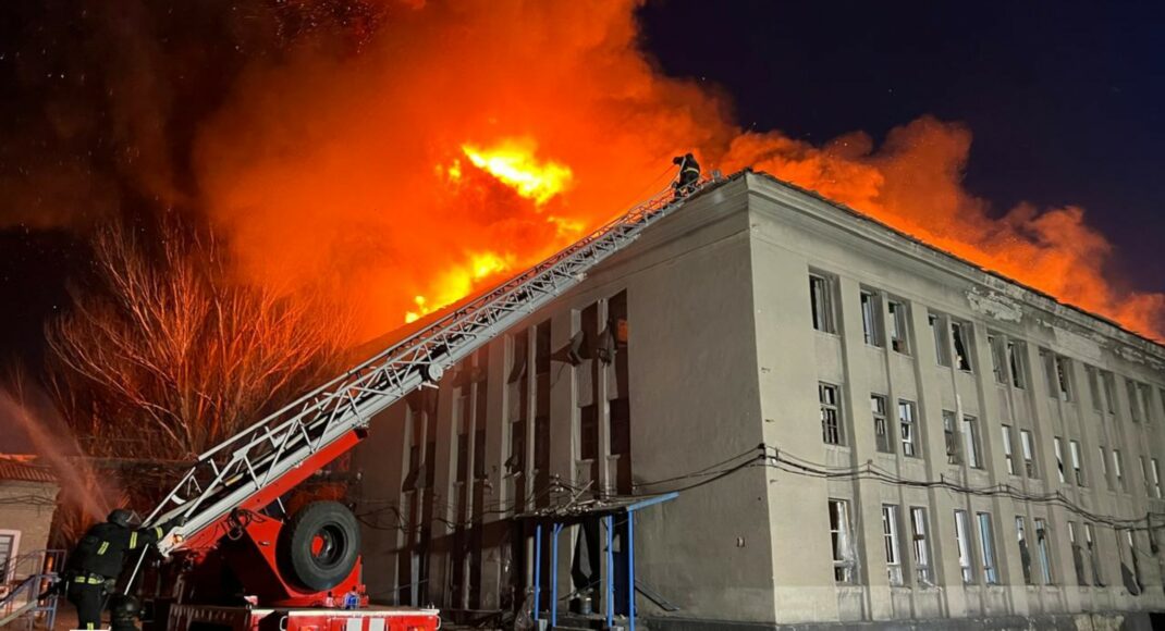 У Покровському районі рятувальники ліквідували пожежу, яка виникла внаслідок обстрілу (фото)