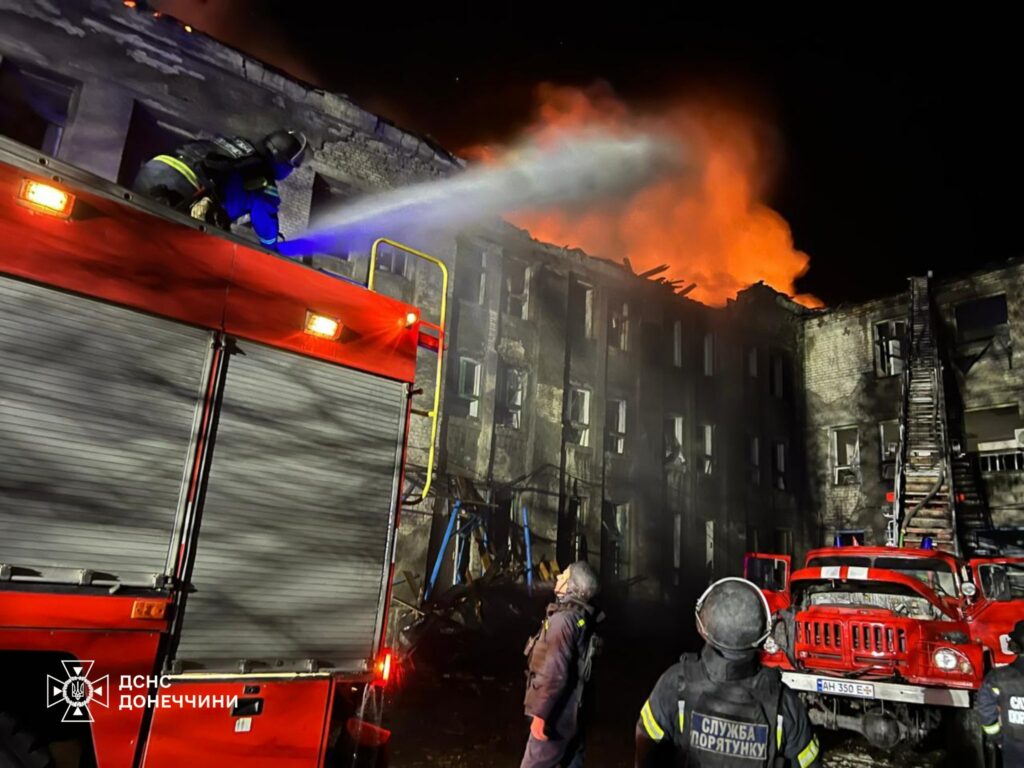 У Покровському районі рятувальники ліквідували пожежу, яка виникла внаслідок обстрілу