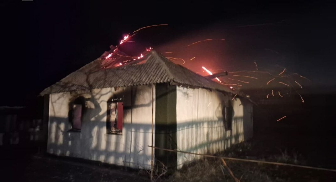 У Волноваському районі рятувальники ліквідували пожежу в приватному будинку