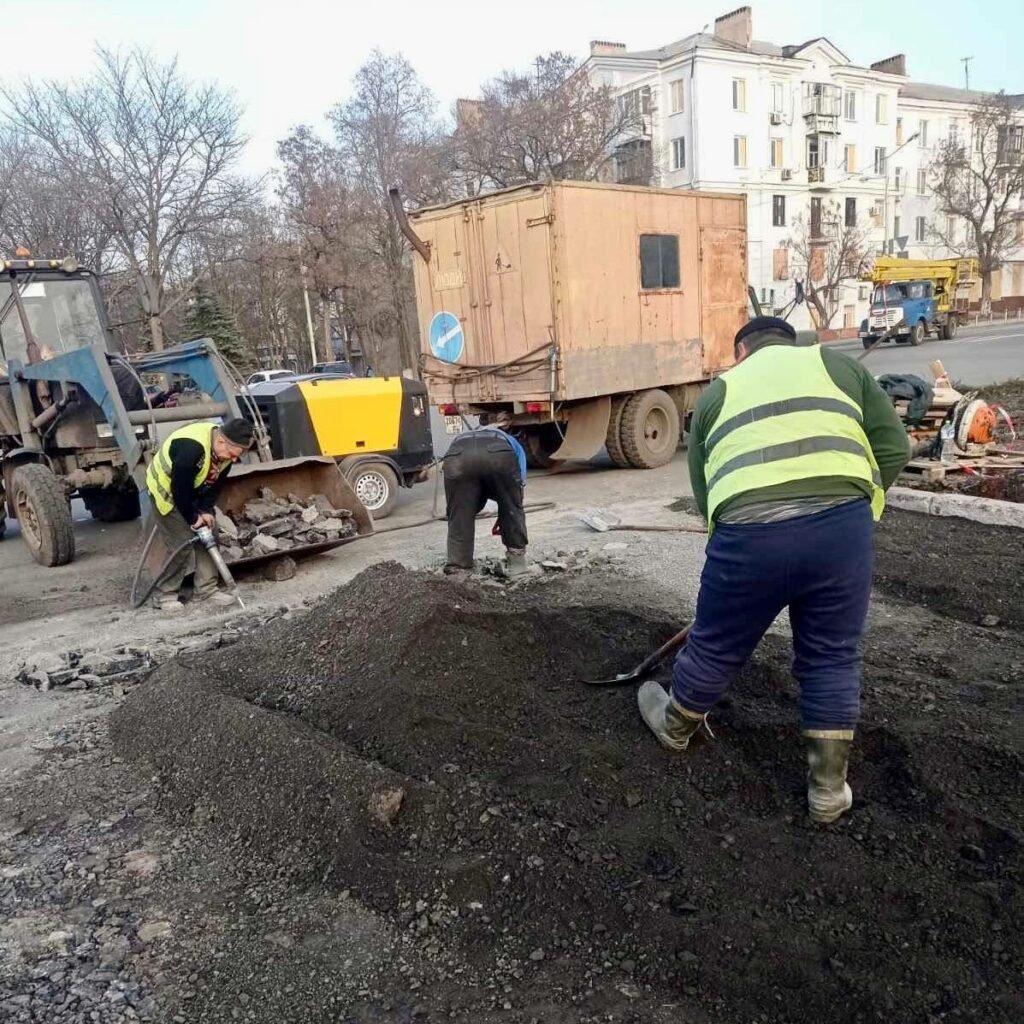 У центрі Краматорська ліквідували вирву на проїзній частині після вчорашнього обстрілу