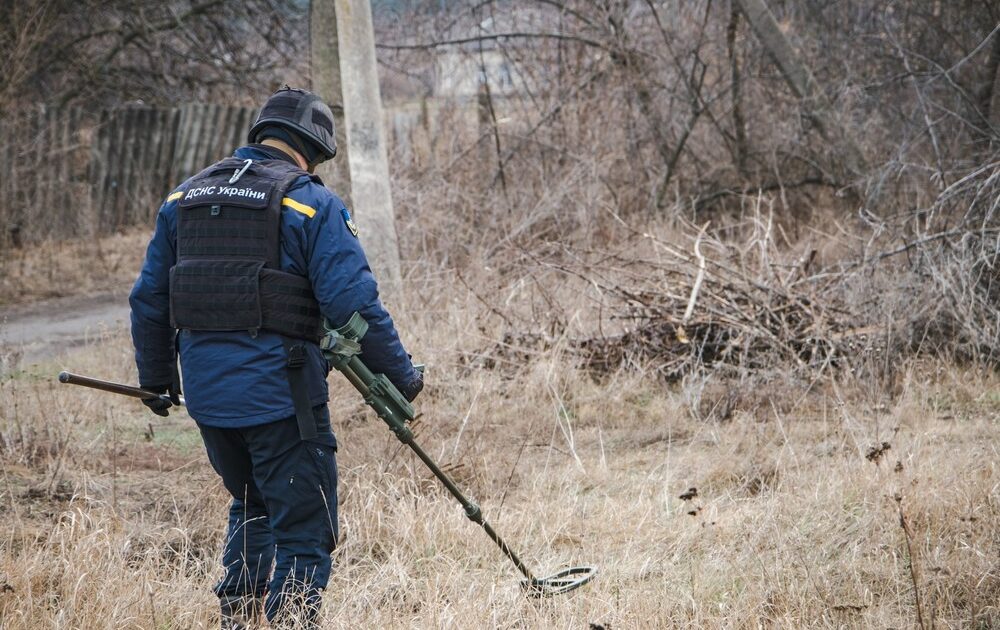 В Лимані піротехніки ДСНС виявили та знищили 6 гранатометних пострілів та ручну гранату