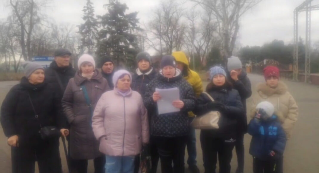 В оккупированном Мариуполе местные заявляют, что не могут зарегистрировать собственные квартиры и дома