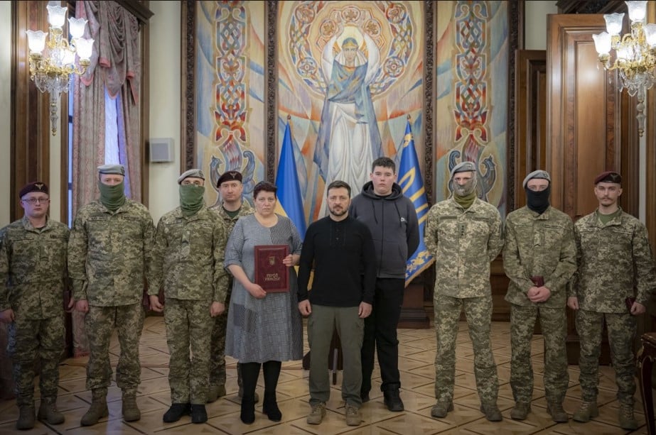 Владимир Зеленский передал орден «Золотая Звезда» родным погибшего Героя Украины Дмитрия Кобры Масловского