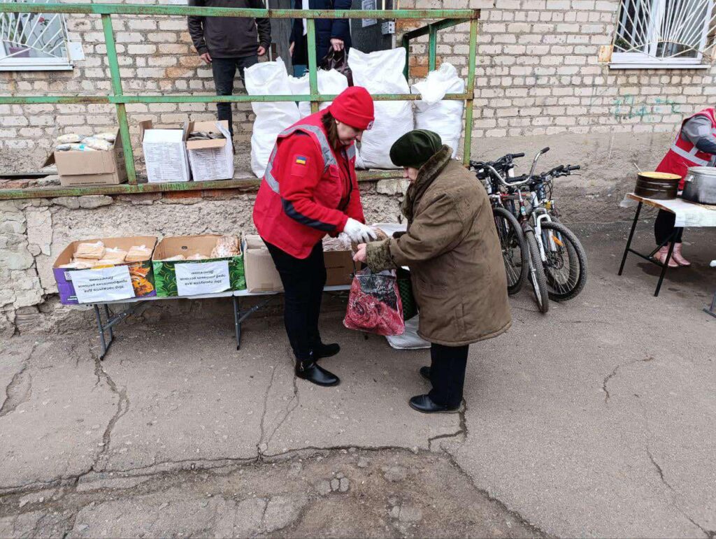 Жителі Дружківки отримали хліб від організацій Товариства Червоного Хреста України