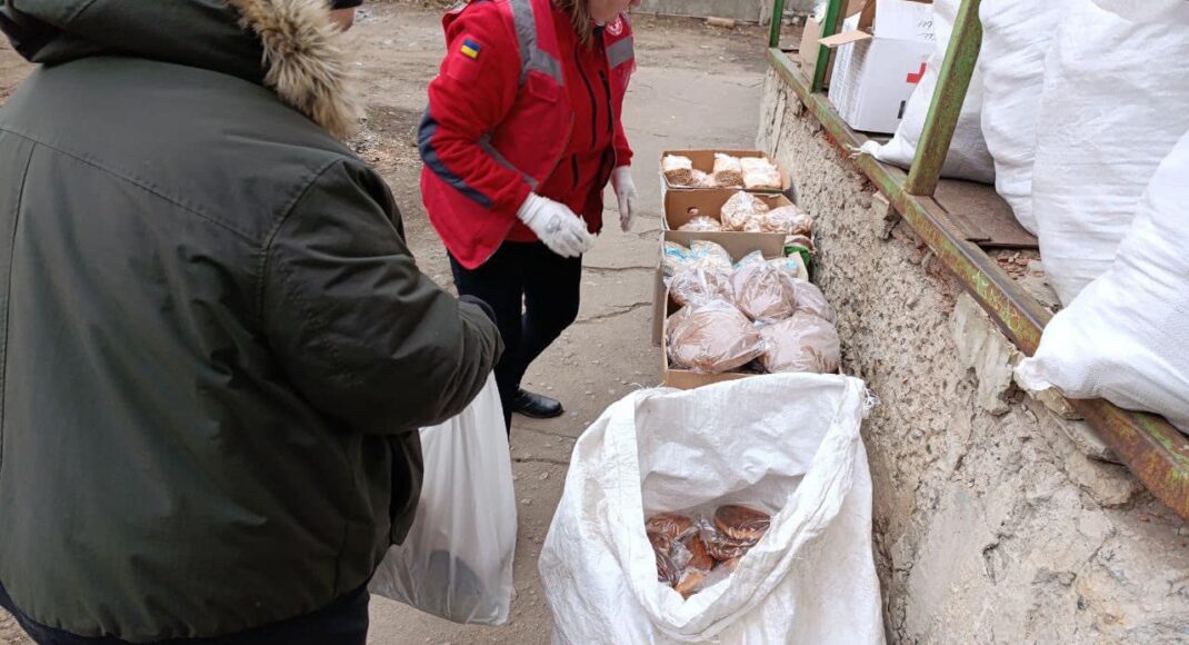 Жители Дружковки получили продуктовую помощь от организаций ОКХУ (фото)