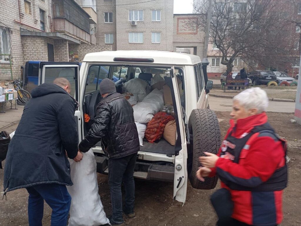 Жителі Дружківки отримали хліб від організацій Товариства Червоного Хреста України