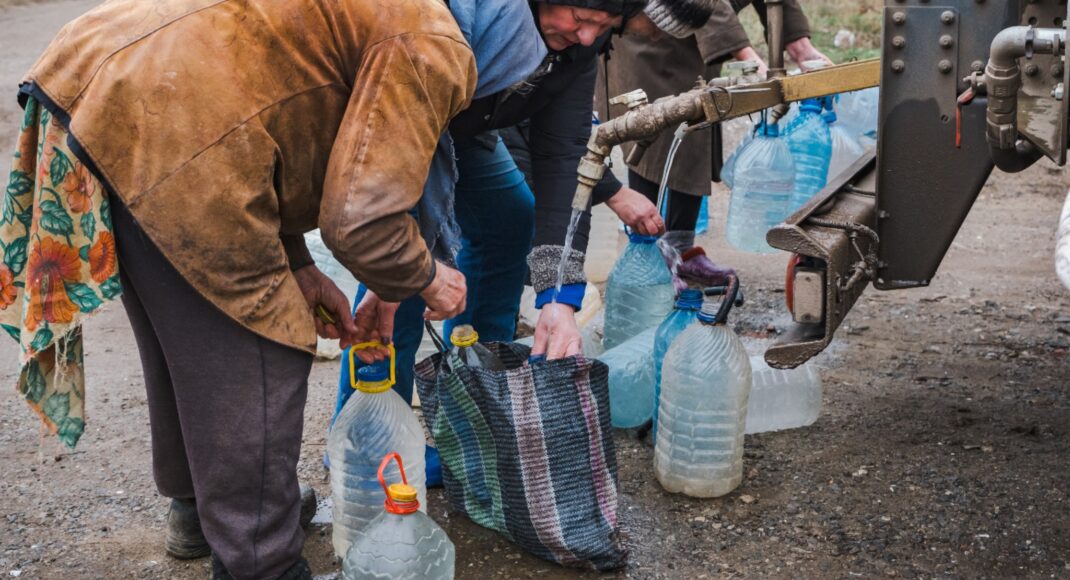Жителям Краматорського та Покровського районів рятувальники щодня возять питну та технічну воду (фото)