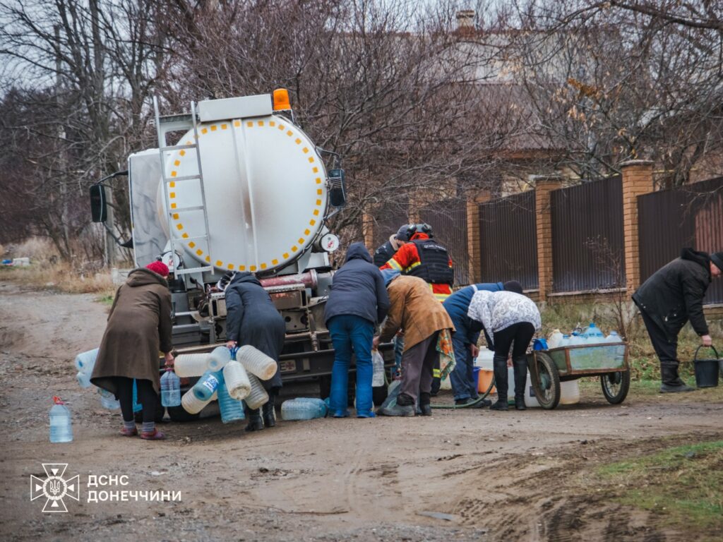 Жителям Краматорского и Покровского районов спасатели ежедневно возят питьевую и техническую воду