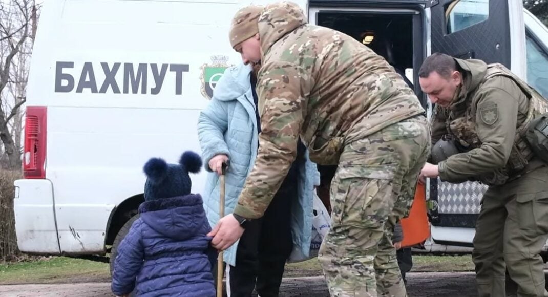 Дві родини переселенців із Бахмута евакуювали "Білі янголи" з прифронтової Костянтинівки на Донеччині (відео)