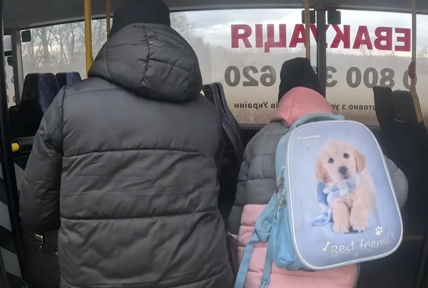 Спасатели и полицейские эвакуировали из Покровского района 12-летнюю девочку и ее мать (видео)