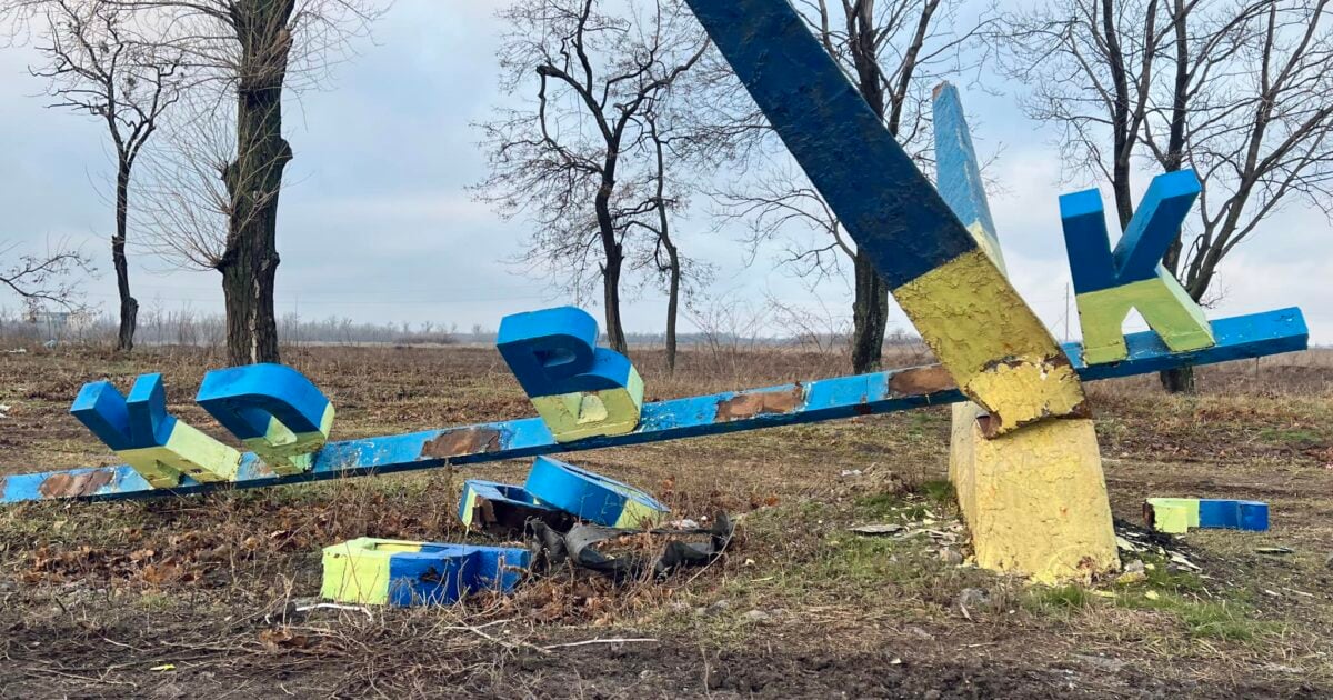 Стелу на вʼїзді в Покровськ зруйновано