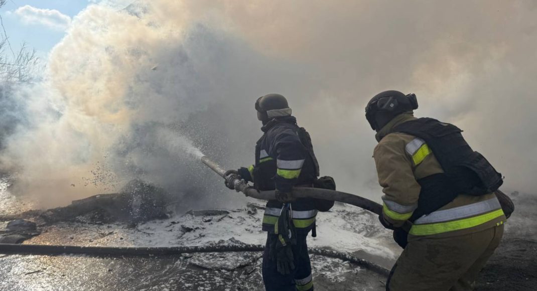 Через обстріл у Новоселівці згорів вантажний автомобіль (фото)