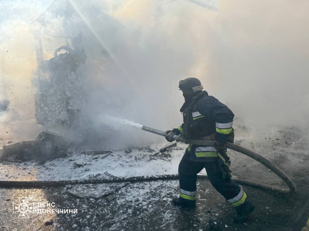 Через обстріл у Новоселівці згорів вантажний автомобіль