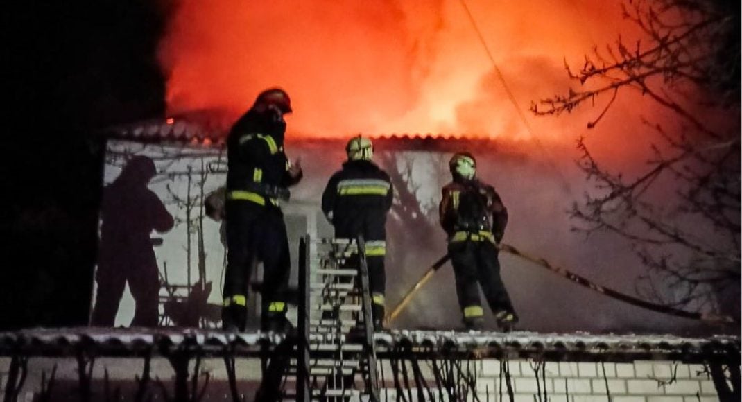 Луганські вогнеборці ліквідували пожежу в житловому будинку на Харківщині (фото)