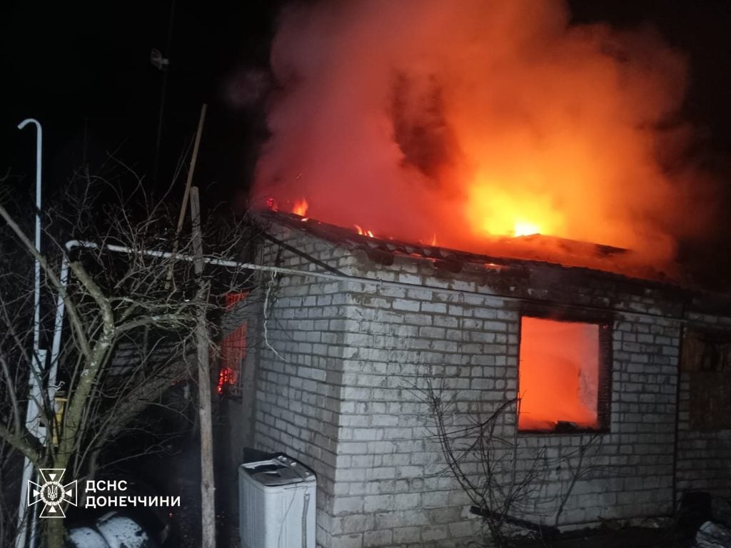 На Донеччині палав будинок та легковий автомобіль