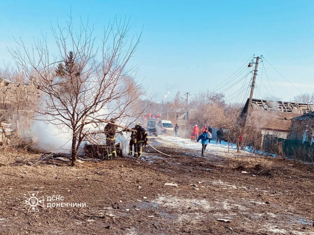 На Донеччині рятувальники ліквідували три пожежі, спричинені ворожими обстрілами