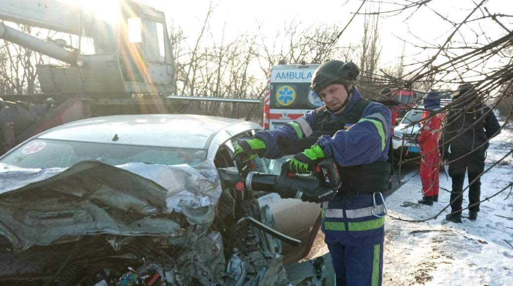 На Донеччині внаслідок ДТП чоловіка затисло в автівці (фото)