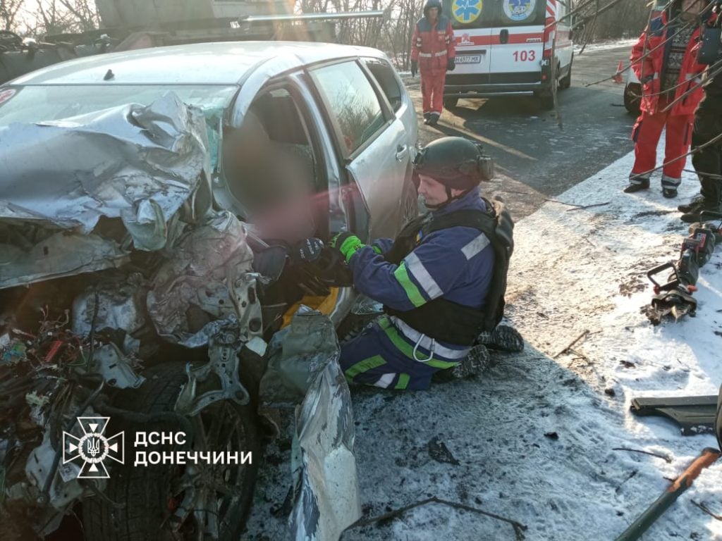 На Донеччині внаслідок ДТП чоловіка затисло в автівці