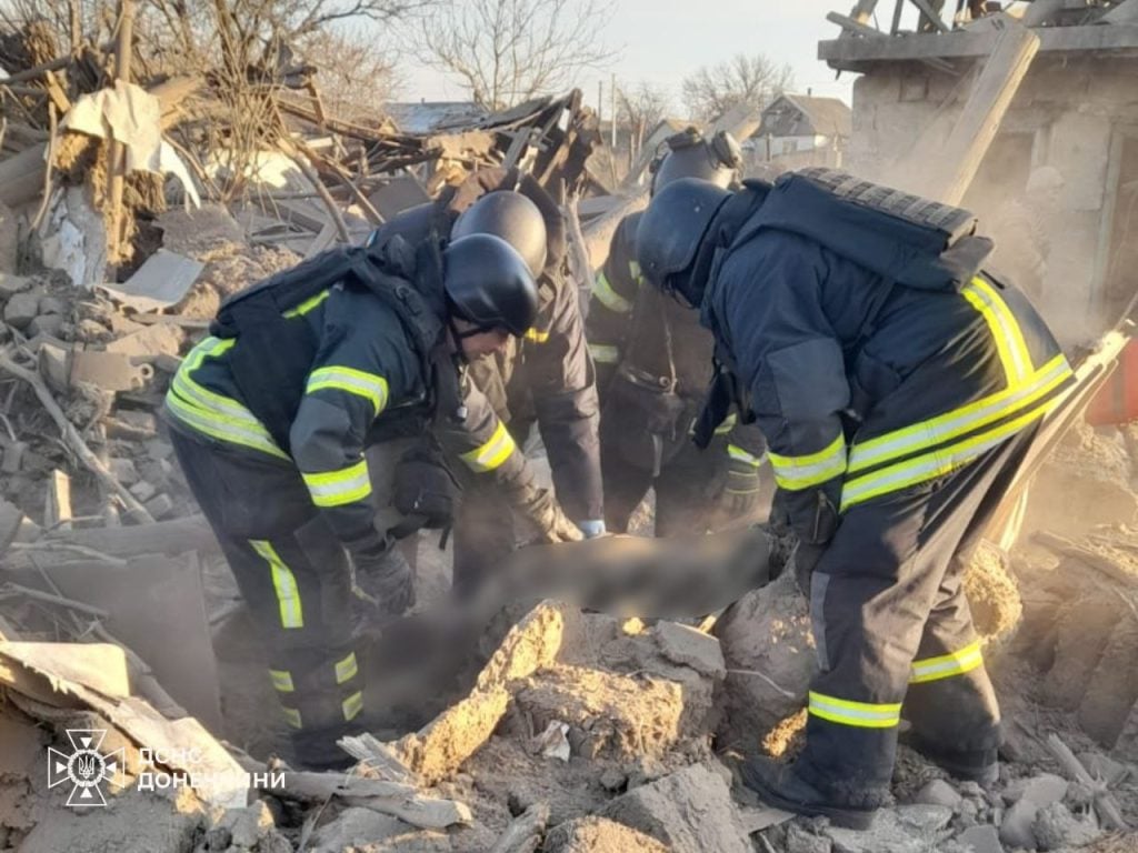 На Донеччині внаслідок авіаудару по житловому сектору Волноваського району загинула людина, є поранений