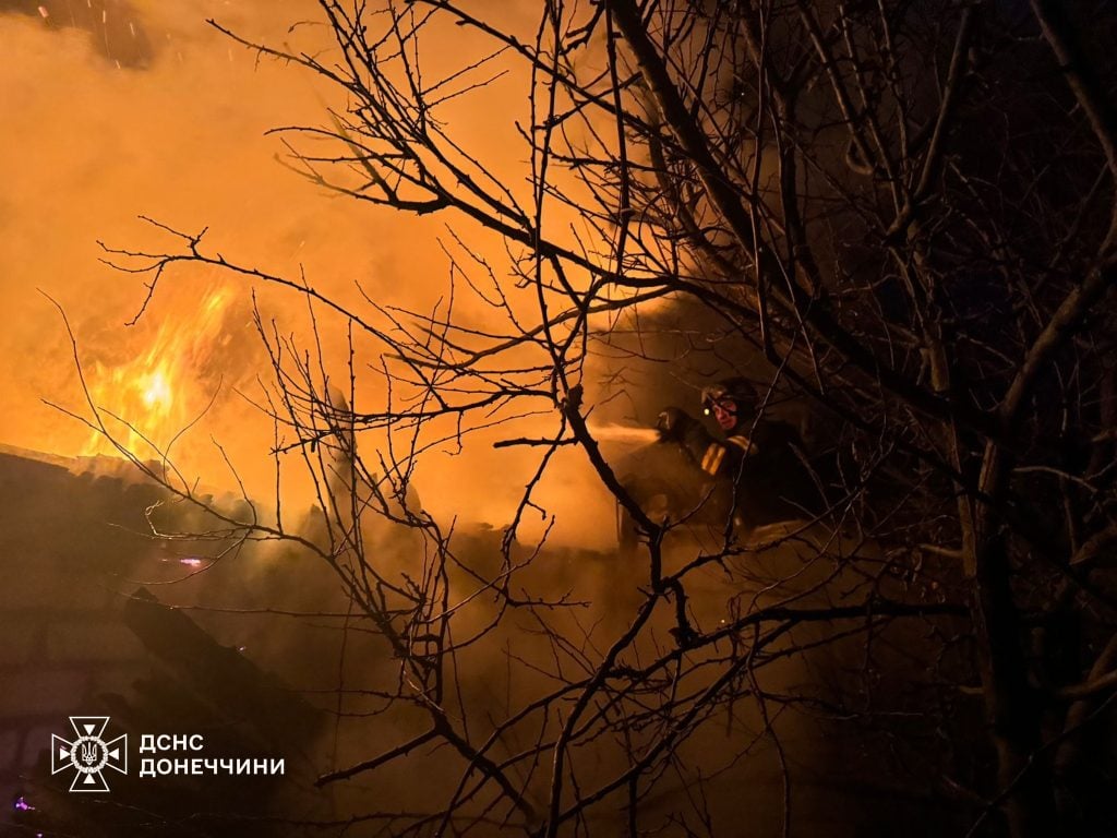 На Донеччині вогнеборці приборкали пожежі у гаражі, будинку та квартирі