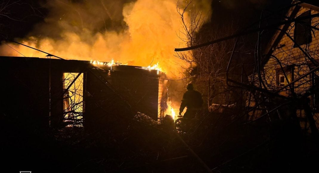 На Донеччині вогнеборці приборкали пожежі у гаражі, будинку та квартирі (фото)