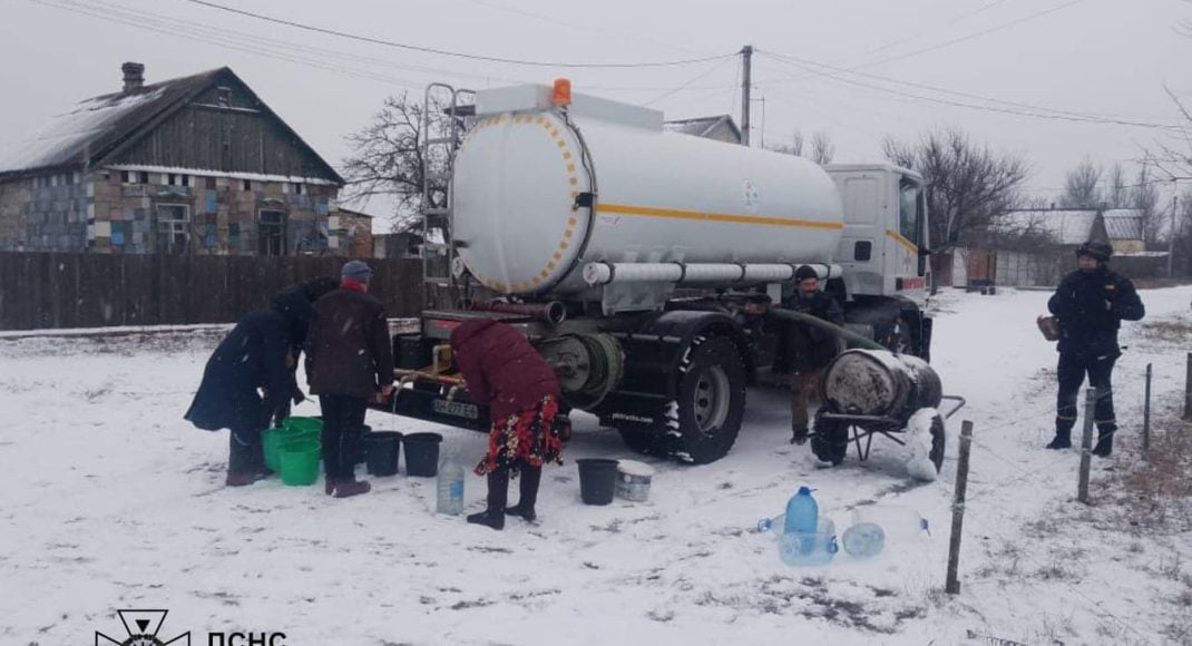 Спасатели подвезли 8 тонн воды жителям Донецкой области