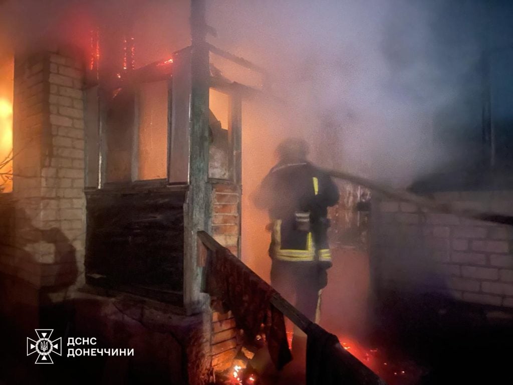 В Дружковке Донецкой области пожарные спасли двух людей из пылавшего дома.