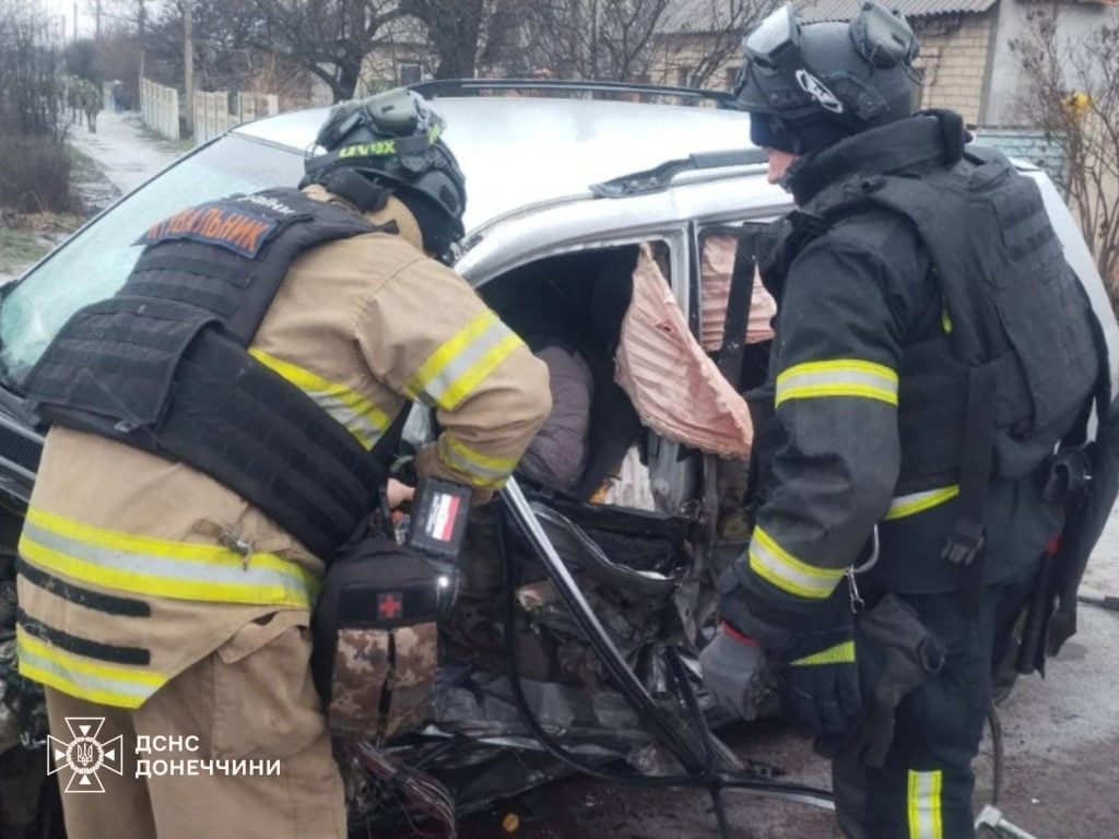 У Дружківці рятувальники визволили чоловіка з понівеченого авто